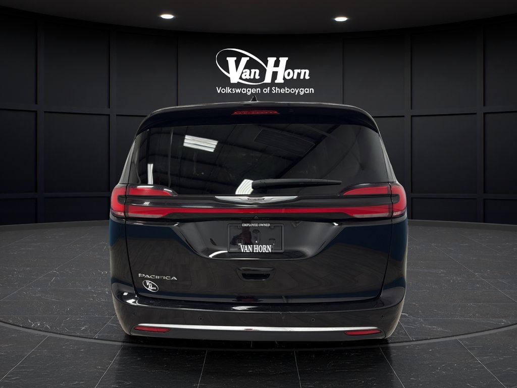 Used 2024 Chrysler Pacifica Touring-L FWD image 6