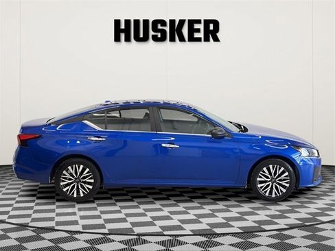 Used 2025 Nissan Altima 2.5 SV image 2