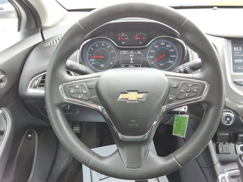 Used 2017 Chevrolet Cruze LT FWD image 11
