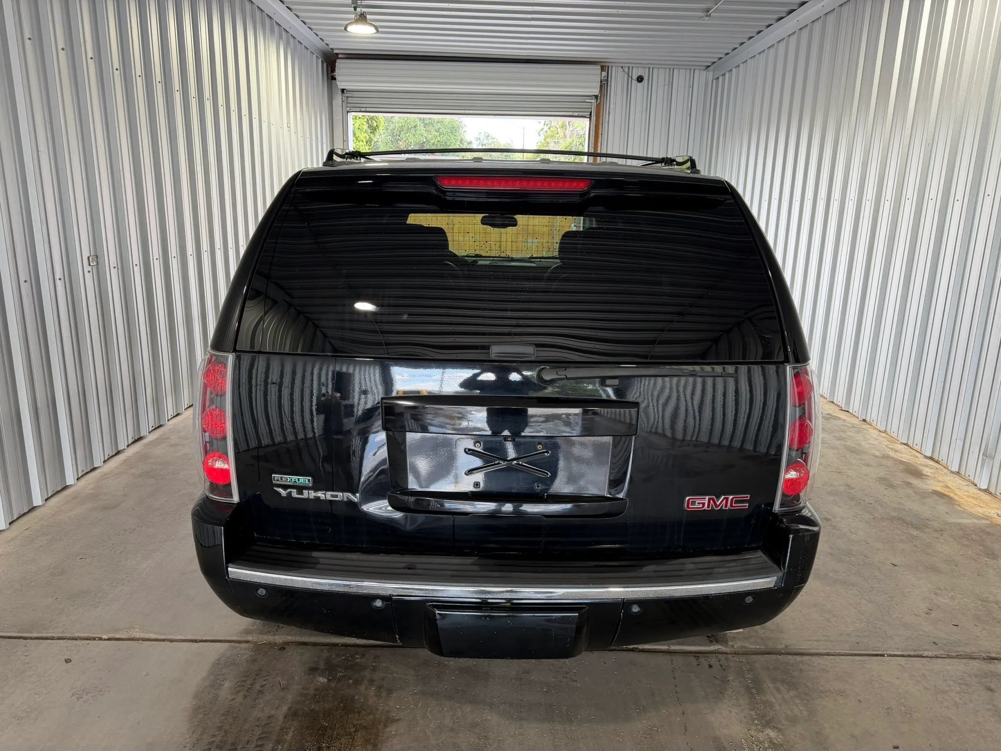 Used 2011 GMC Yukon Denali RWD image 6