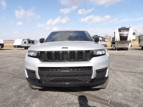 Used 2025 Jeep Grand Cherokee L Laredo image 3