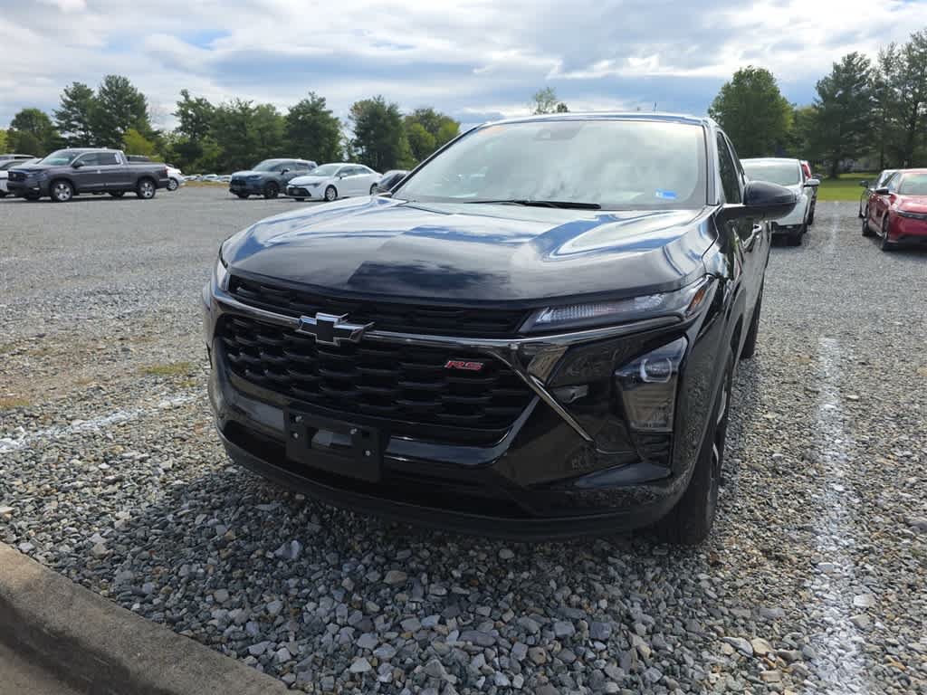 Used 2024 Chevrolet Trax RS w/ Sunroof Package FWD image 3
