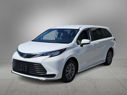 Used 2023 Toyota Sienna LE image 4