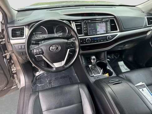 Used 2017 Toyota Highlander XLE AWD/4WD image 18