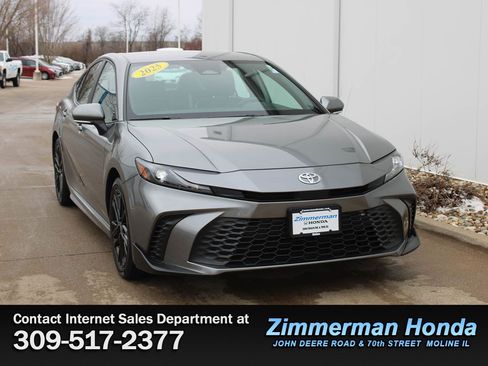 Used 2025 Toyota Camry SE image 3