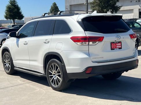 Used 2018 Toyota Highlander SE FWD image 7