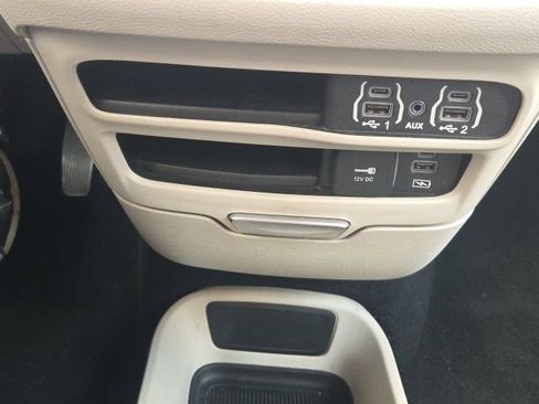 Used 2022 Chrysler Pacifica Touring-L FWD image 37