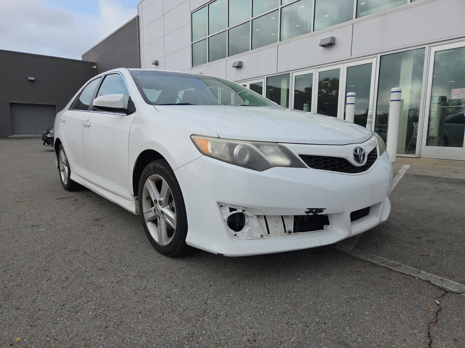 Used 2014 Toyota Camry SE FWD image 30