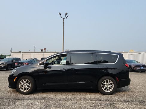 Used 2022 Chrysler Pacifica Touring-L FWD image 2