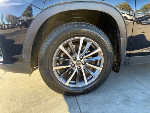 Used 2019 Toyota Highlander XLE image 26