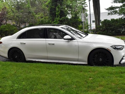 Used 2022 Mercedes-Benz S 500 4MATIC w/ AMG Line Package image 9