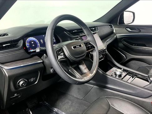 Used 2024 Jeep Grand Cherokee Overland AWD/4WD image 13