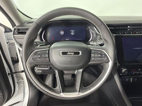 Used 2023 Jeep Grand Cherokee Laredo RWD image 11