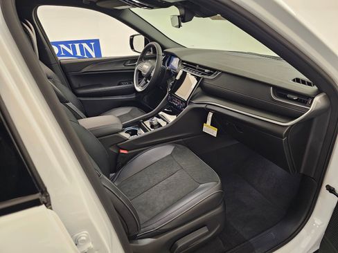 New 2025 Jeep Grand Cherokee Altitude image 32