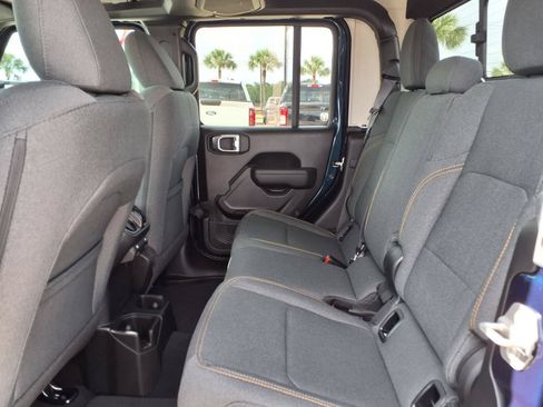Used 2025 Jeep Gladiator Mojave AWD/4WD image 24
