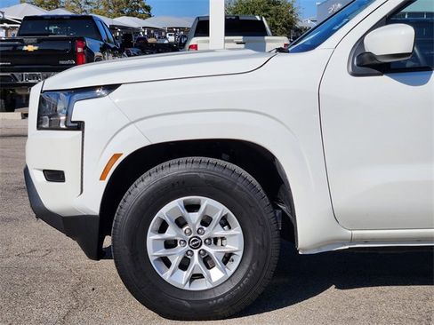 Used 2024 Nissan Frontier SV image 8