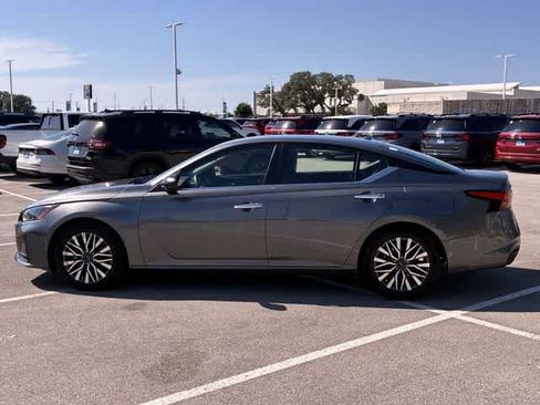 Used 2024 Nissan Altima 2.5 SV FWD image 3