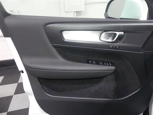 Used 2021 Volvo XC40 T5 Momentum w/ Climate Package image 18