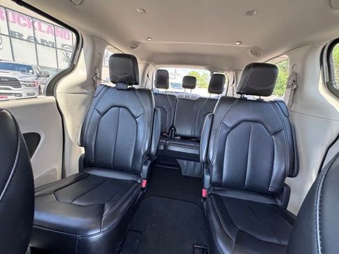 Used 2024 Chrysler Pacifica Touring-L FWD image 28