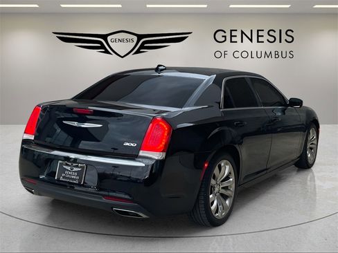 Used 2017 Chrysler 300 Limited image 5