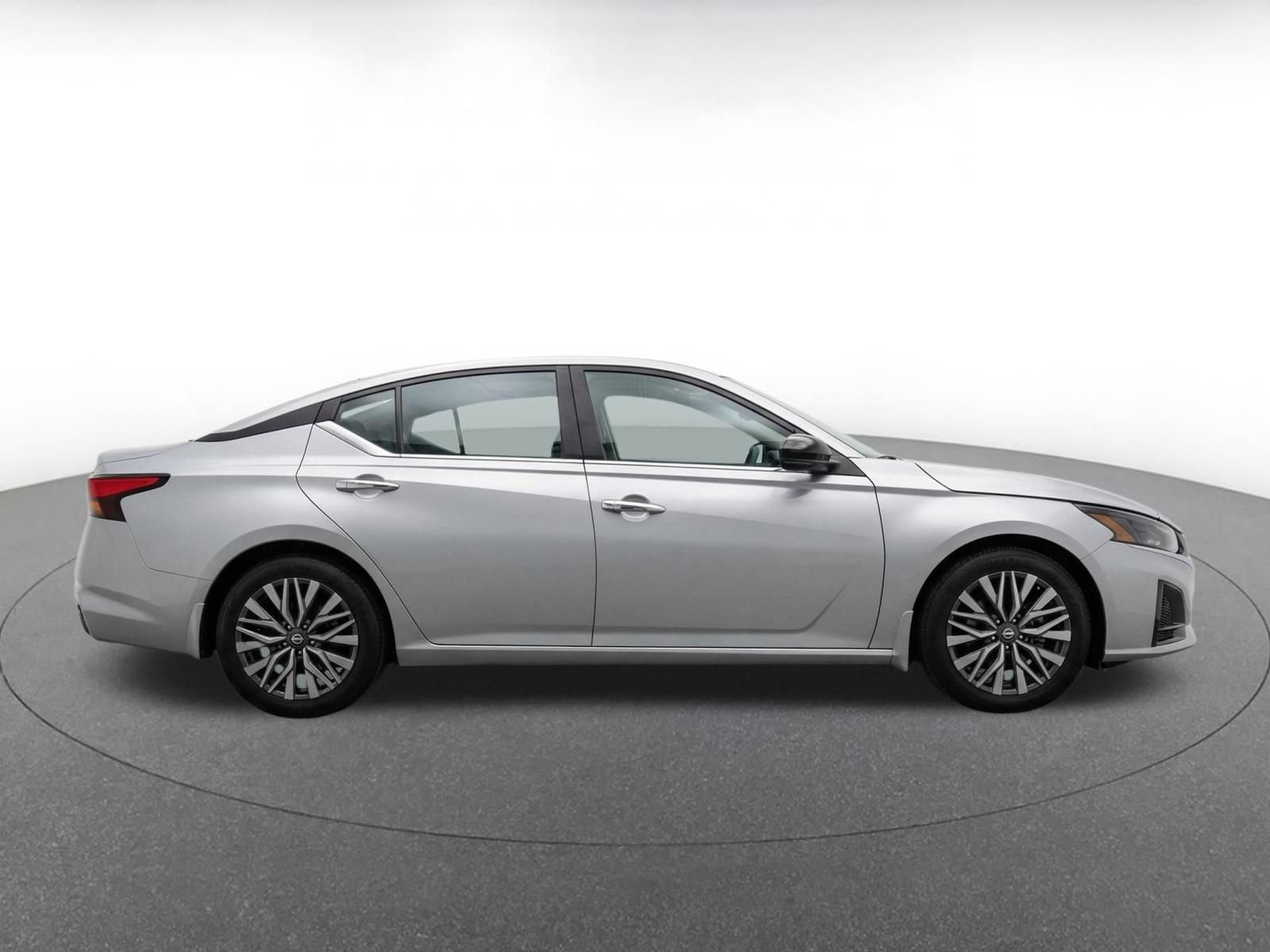 Used 2025 Nissan Altima 2.5 SV FWD image 12