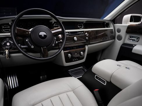 Used 2009 Rolls-Royce Phantom Sedan RWD image 2