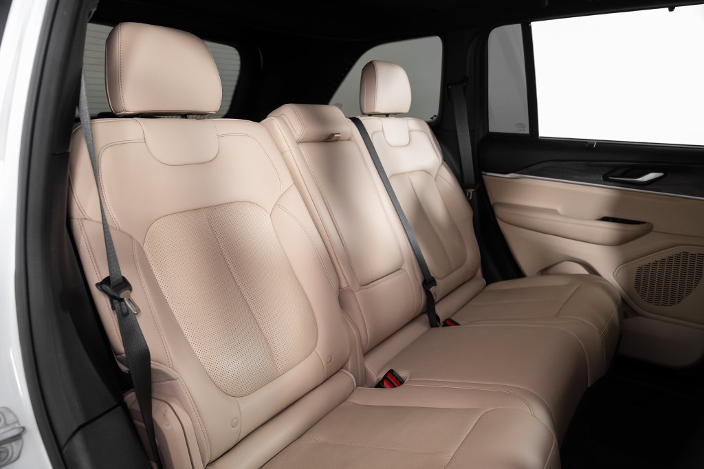 Used 2023 Jeep Grand Cherokee Limited w/ Luxury Tech Group II RWD image 25