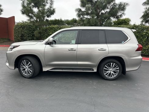 Used 2019 Lexus LX 570 4WD image 3
