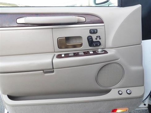 Used 2009 Lincoln Town Car Signature Limited image 23