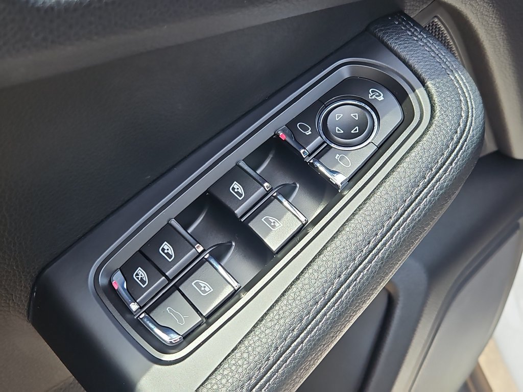 Certified 2026 Porsche Macan AWD/4WD image 30