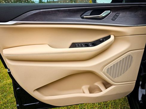 New 2025 Jeep Grand Cherokee Limited image 10