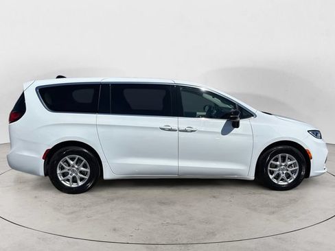 Used 2024 Chrysler Pacifica Touring-L FWD image 7