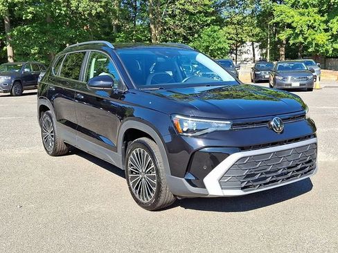 Certified 2025 Volkswagen Taos SE image 2