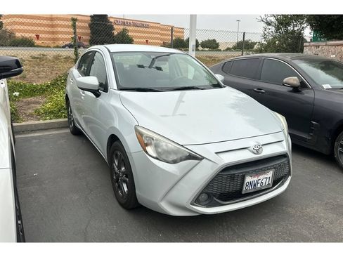 Used 2019 Toyota Yaris LE FWD image 2