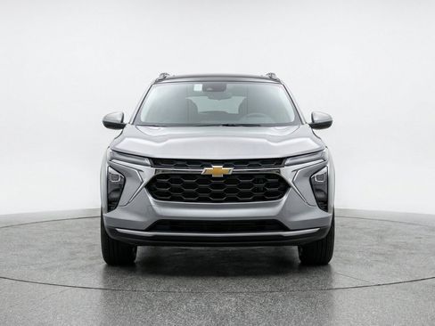 Used 2025 Chevrolet Trax LT FWD image 2