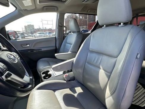 Used 2019 Toyota Sienna XLE w/ XLE Navigation Package image 23