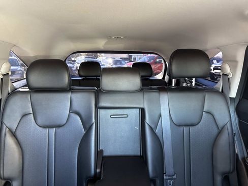 Used 2023 Kia Sorento S image 9