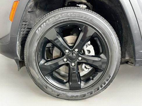 Used 2025 Jeep Grand Cherokee Altitude AWD/4WD image 11