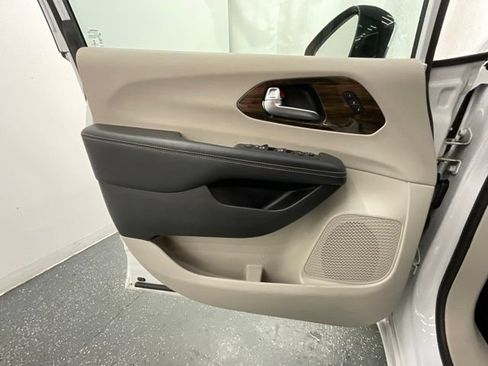 Used 2023 Chrysler Pacifica Limited FWD image 9