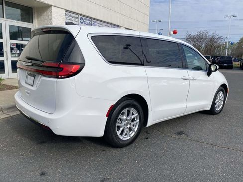 Used 2023 Chrysler Pacifica Touring-L image 7