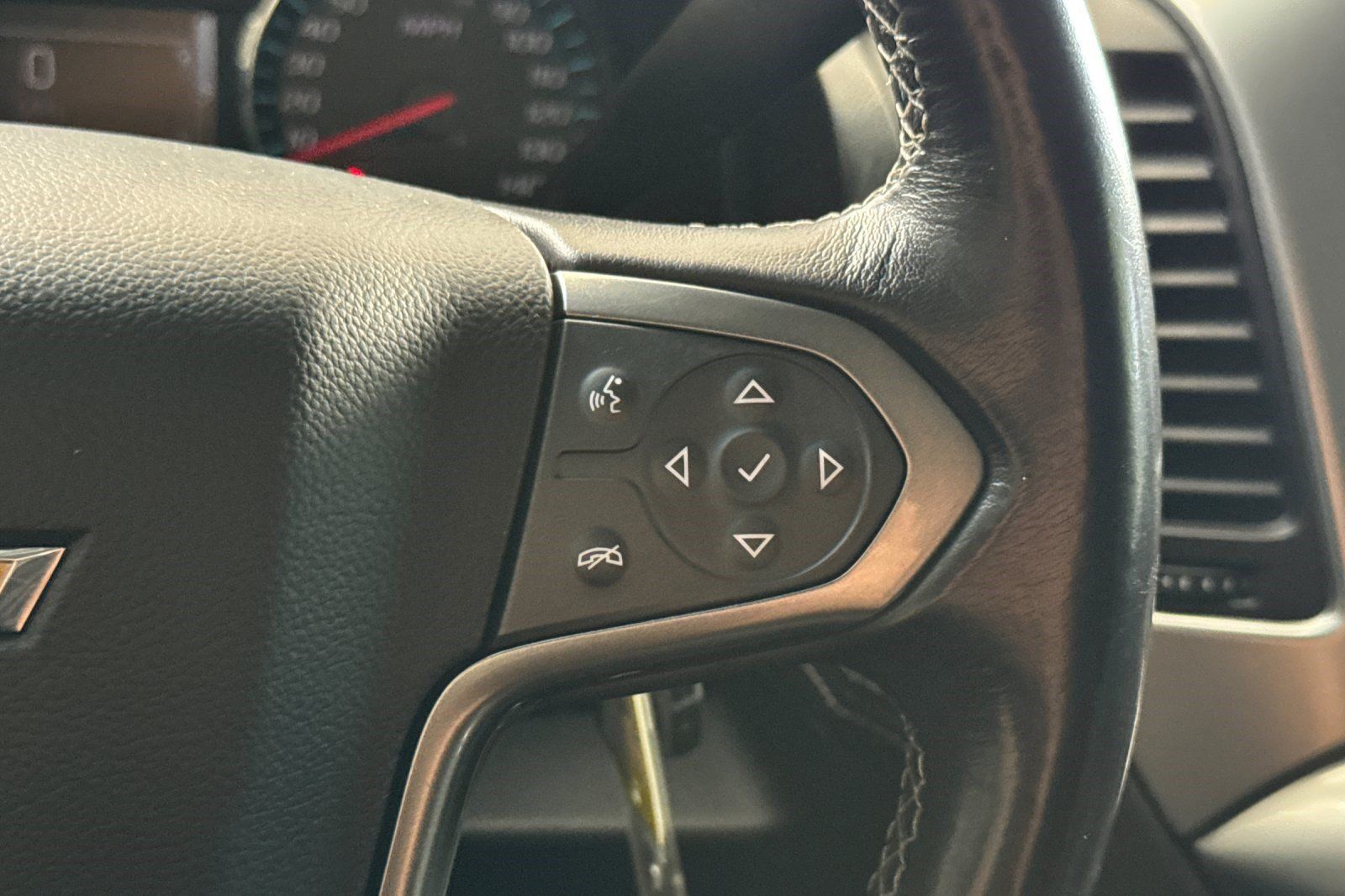 Used 2019 Chevrolet Suburban LT RWD image 32
