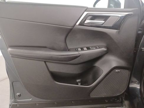 Used 2025 Mitsubishi Outlander SE FWD image 14