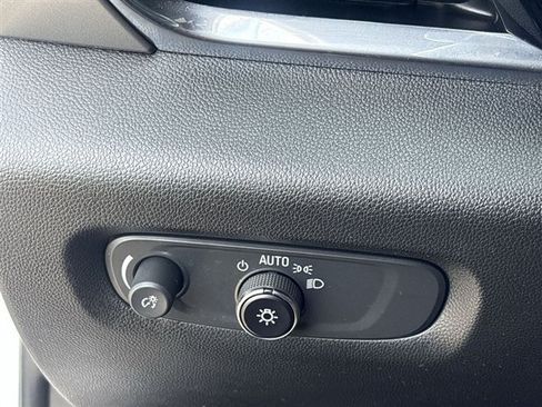 Used 2023 Chevrolet Traverse LT FWD image 17