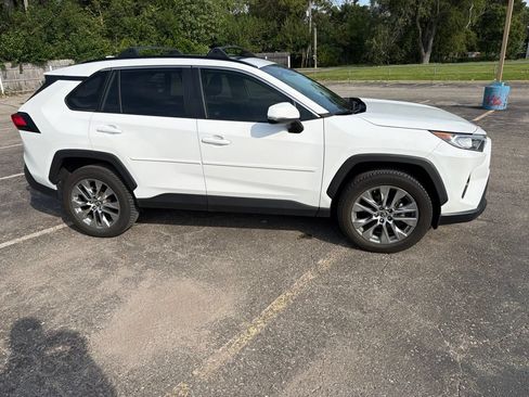 Used 2020 Toyota RAV4 XLE Premium FWD image 10