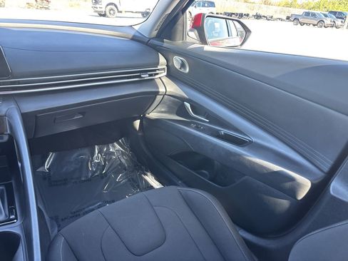 Used 2024 Hyundai Elantra SEL image 15