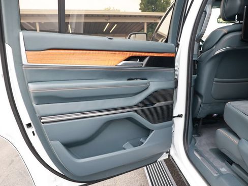 Used 2022 Jeep Grand Wagoneer Series III w/ Rear Seat Video Group 1 AWD/4WD image 46
