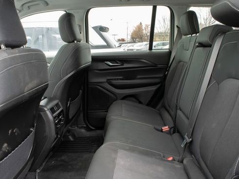 Used 2023 Jeep Grand Cherokee Laredo image 17