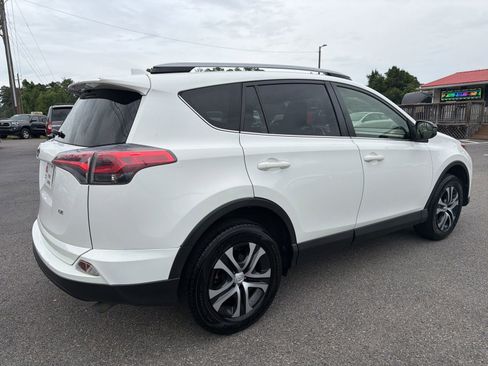 Used 2018 Toyota RAV4 LE FWD image 4