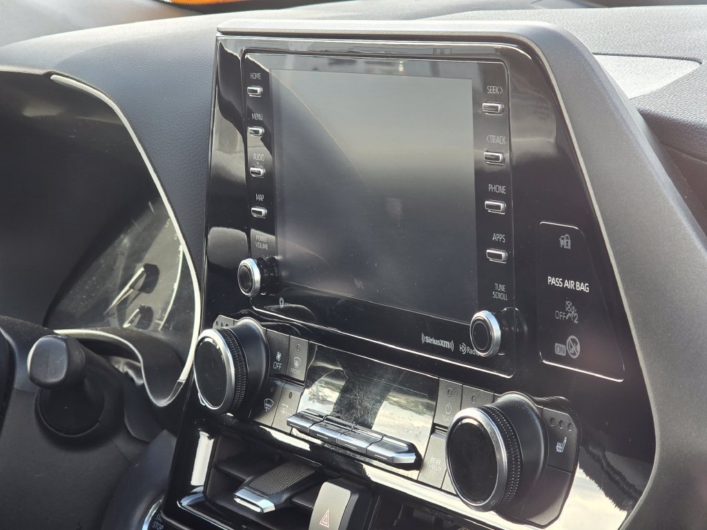 Certified 2021 Toyota Highlander XLE FWD image 17