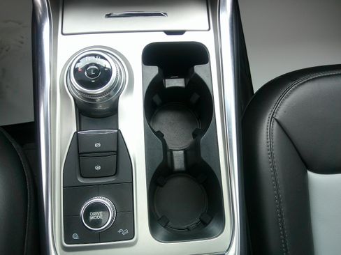 Used 2022 Ford Explorer XLT w/ Equipment Group 202A image 11